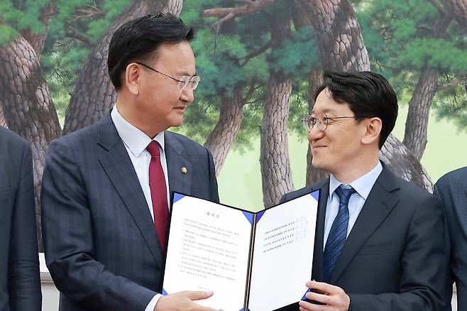 천준호 더불어민주당 원내운영수석부대표(오른쪽)와 유상범 국민의힘 원내운영수석부대표가 17일 국회에서 6·3 지방선거와 관련해 합의를 마친 뒤 기념 촬영하고 있다. 연합뉴스
