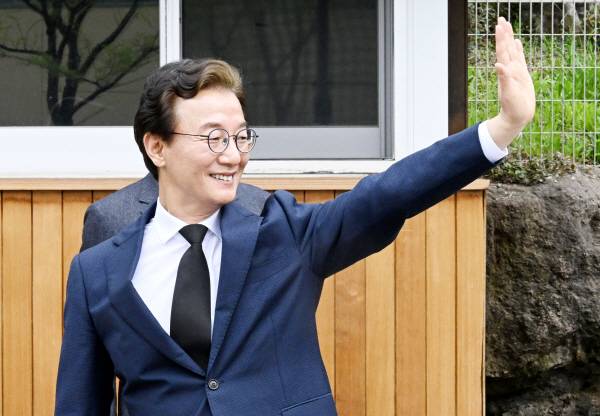 더불어민주당 전재수 부산시장 후보가 14일 오전 경남 김해시 진영읍 봉하마을에서 지지자들에게 손을 흔들고 있다.김성효 선임기자