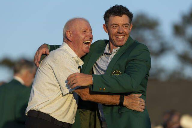 로리 매킬로이가 아버지 게리와 기쁨의 포옹을 하고 있다. ANGC