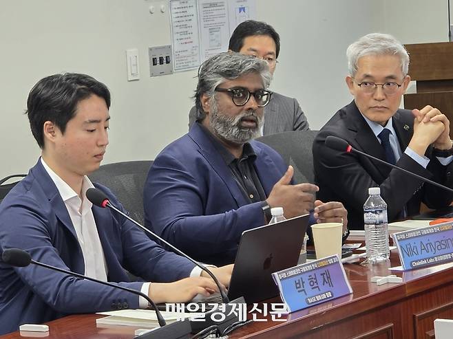 17일 국회의원회관 제3간담회실에서 열린 ‘미국의 스테이블코인 규율체계와 한국 디지털자산 입법 과제’ 세미나에서 니키 아리야싱헤 체인링크랩스 부사장이 글로벌 상호운용성 확보를 위한 기술적 표준의 중요성을 강조하고 있다. [사진=안갑성 기자]