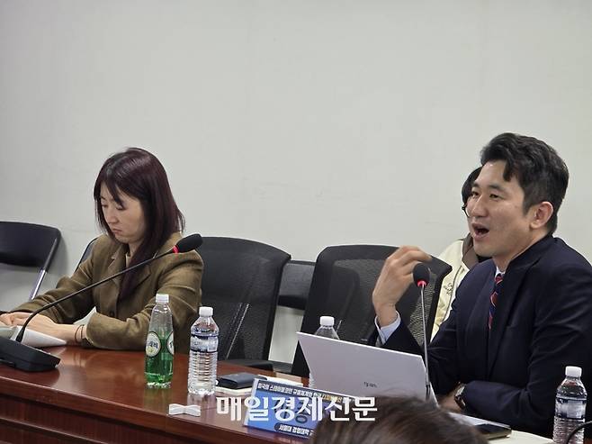 17일 국회의원회관 제3간담회실에서 열린 ‘미국의 스테이블코인 규율체계와 한국 디지털자산 입법 과제’ 세미나에서 이종섭 서울대 경영대학 교수가 스테이블코인을 통한 채권시장 선진화 방안에 대해 발언하고 있다. [사진=안갑성 기자]