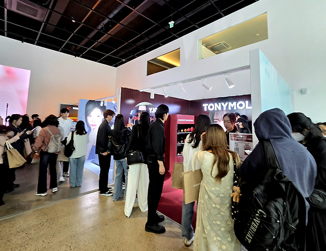 메가뷰티쇼 ‘버추얼스토어’ 방문객들이 브랜드 부스 체험을 위해 대기하고 있다. [김혜진기자]