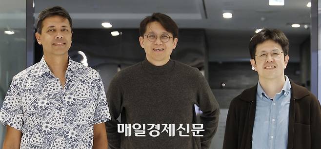무시피크 모바락 예일대 경제학과(왼쪽) 교수와 김현철 연세대 인구와 인재연구원장(의대 교수), 이종관 부원장(경제학과 교수)은 15일 매일경제신문과의 인터뷰에서 이민의 ‘윈-윈 전략’을 강조했다. [사진=김호영 기자]