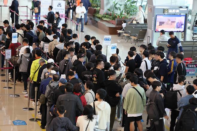 지난 10월 16일 오전 서울 강서구 김포국제공항이 수학여행을 떠나는 학생들로 붐비고 있다. [연합뉴스]