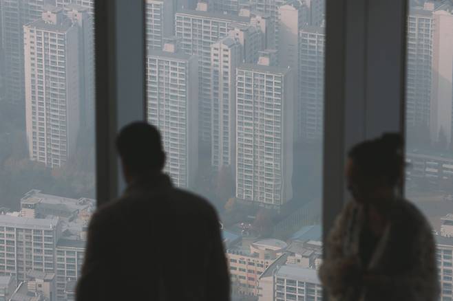 범여권이 1주택자에 대한 양도소득세 장기보유특별공제(장특공)를 폐지하는 법안을 발의하며 논란이 확산하고 있다. 사진은 서울 송파·강남 일대 아파트 전경. (연합뉴스)