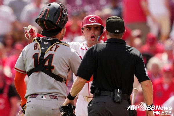 신시내티 타자 살 스튜어트가 9회 마지막 아웃을 당한 뒤 심판에게 항의하고 있다. 사진(美 신시내티)=ⓒAFPBBNews = News1