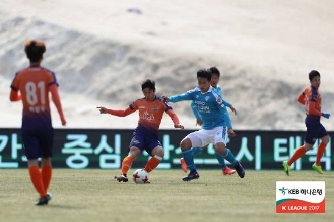 이승희 감독의 선수 시절(사진 오른쪽). 사진=한국프로축구연맹