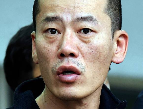 경남 진주시 가좌동 한 아파트에서 2019년 4월 17일 오전 4시 30분쯤 발생한 방화·묻지마 살인 사건의 피의자인 40대 남성 안인득(43)이 사건 발생 이틀뒤인 그해 4월 19일 진주경찰서에서 나오고 있다. /사진=뉴시스