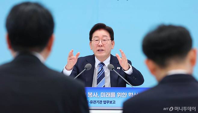 [서울=뉴시스] 고범준 기자 = 이재명 대통령이 17일 청와대에서 열린 공공기관 및 유관기관 업무보고에서 이한주(왼쪽) 경제·인문사회연구회 이사장에게 질문하고 있다. (청와대통신사진기자단) 2026.04.17. bjko@newsis.com /사진=