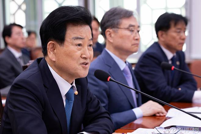 (서울=뉴스1) 유승관 기자 = 정동영 통일부 장관이 15일 서울 여의도 국회에서 열린 제434회 국회(임시회) 외교통일위원회 제1차 전체회의에서 의원들의 현안 질의에 답하고 있다. 2026.4.15/뉴스1  Copyright (C) 뉴스1. All rights reserved. 무단 전재 및 재배포,  AI학습 이용 금지.