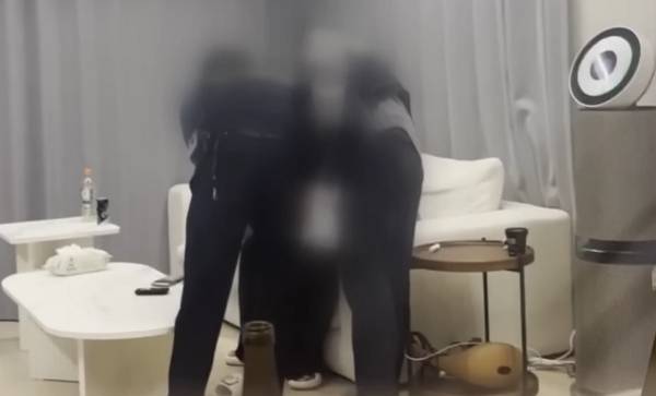 유명 걸그룹 멤버의 가족으로 알려진 30대 남성이 강제추행 혐의로 체포됐다. 사진은 강제추행 혐의를 받는 30대 남성이 체포되는 모습. /사진=채널A