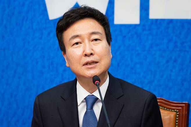 더불어민주당이 6·3 지방선거와 동시에 치러지는 국회의원 재·보궐선거를 앞두고 전태진 변호사를 1호 영입 인재로 내세웠다. 사진은 더불어민주당 6.3 지방선거 인재영입 1호 전태진 변호사가 17일 서울 여의도 국회에서 열린 제1차 인재영입식에서 인사말을 하고 있는 모습. / 사진=뉴스1