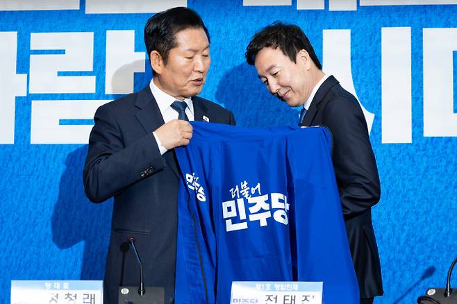 사진은 정청래 더불어민주당 대표가 17일 서울 여의도 국회에서 열린 제1차 인재영입식에서 전태진 변호사에게 당 점퍼를 입혀주고 있는 모습. / 사진=뉴스1