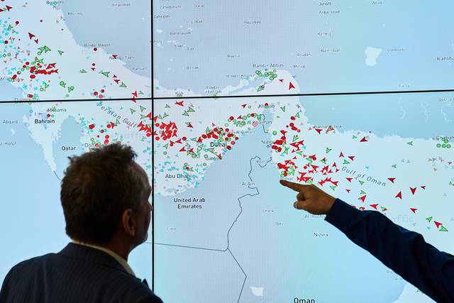 해협에 갇힌 선박들  : 15일 독일 함부르크에서 세계 5위 해운사 하팍로이드 직원들이 호르무즈 해협 운항 선박 상태를 모니터링하고 있다. AP 연합뉴스