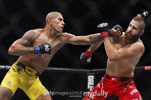 페레이라(왼쪽)가 프로하츠카와 경기에서 펀치를 적중하고 있다. /게티이미지코리아