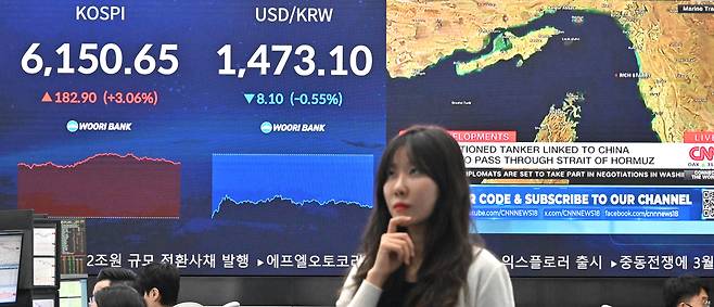 15일 오전 서울 중구 명동 우리은행 딜링룸 전광판에 송출중인 중동전쟁 관련 뉴스 옆으로 코스피 지수와 원/달러 환율이 표시되어 있다. 임세준 기자