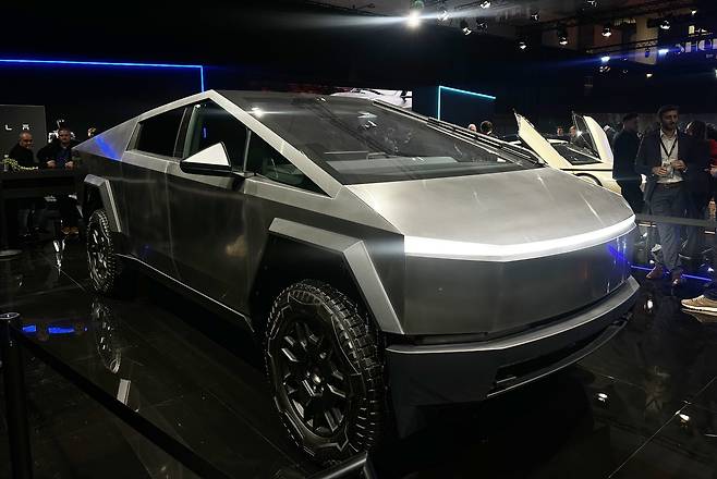 ‘2025 브뤼셀 모터쇼’에 전시된 테슬라 사이버트럭 [연합]
