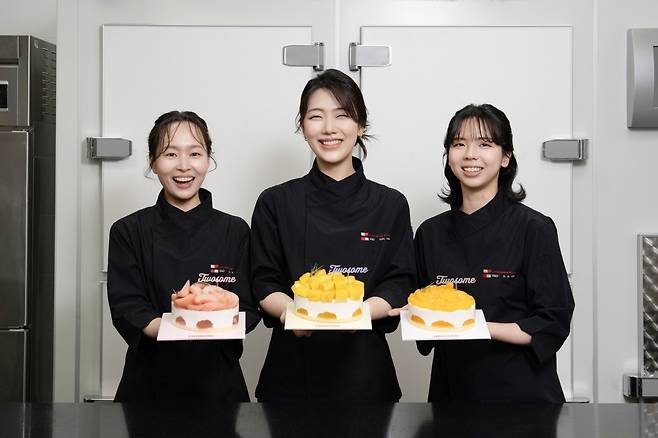 14일 투썸플레이스 R&D(연구개발) 센터의 김유리(왼쪽부터) 과장, 이유림 대리, 김상형 대리가 헤럴드경제와 인터뷰 후 기념촬영을 하고 있다.  [투썸플레이스 제공]