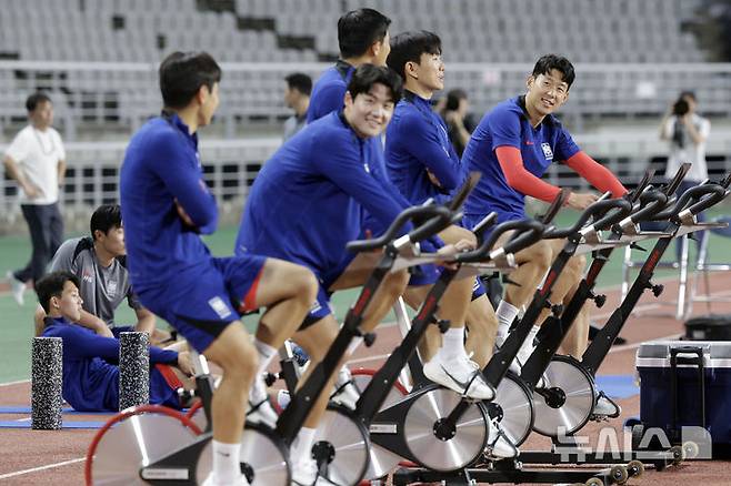 [고양=뉴시스] 최동준 기자 = 팔레스타인과 2026 북중미 월드컵 아시아 3차 예선을  앞둔 3일 경기 고양종합운동장에서 대표팀 손흥민, 김민재, 황인범, 설영우, 이강인이 훈련하고 있다. 2024.09.03. photocdj@newsis.com