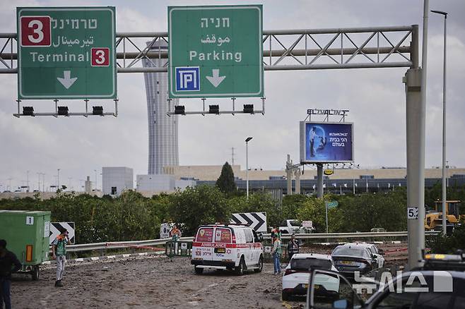 [텔아비브=AP/뉴시스] 2025년 5월 4일 이스라엘의 텔아비브 벤구리온 국제공항에서 군과 경찰이 예멘 후티 반군 미사일이 떨어진 구역을 조사하고 있다. 이공항은 미-이란 임시 휴전 중 여러 나라의 국제선 운항이 재개되어 4월 17일까지 유럽 7개국의 국제항공편이 재개되었다.  2026. 04.17.