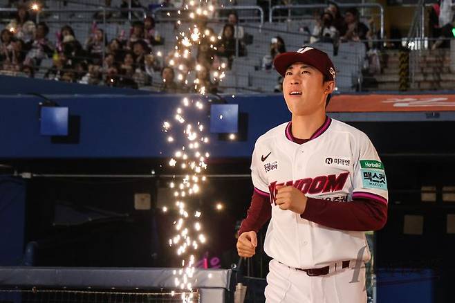 [서울=뉴시스] 프로야구 키움 히어로즈의 배동현이 3일 고척스카이돔에서 열린 2026 신한 쏠 KBO리그 LG 트윈스전 경기장에 입장하고 있다. (사진=키움 히어로즈 제공) 2026.04.03. *재판매 및 DB 금지