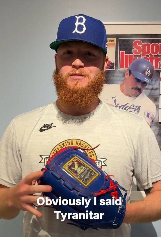 [서울=뉴시스] 야구선수 윌 클라인(LA 다저스)가 '포켓몬 카드'를 삽입한 커스텀 야구 글러브를 공개했다. 이 글러브에는 클라인의 최애 포켓몬 '마기라스'의 카드가 들어있다. (사진=LA 다저스 X 계정 캡처)