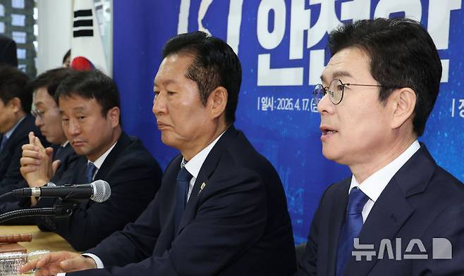 [서울=뉴시스] 조수정 기자 = 정원오 더불어민주당 서울시장 후보가 17일 오전 서울 용산구 강태웅 용산구청장 후보 선거사무소에서 현장 최고위원회의에서 발언하고 있다. 오른쪽부터 정 후보, 정청래 당대표, 한병도 원내대표. 2026.04.17. chocrystal@newsis.com