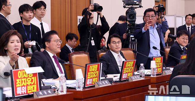 [서울=뉴시스] 김금보 기자 = 이상휘 국민의힘 의원이 14일 서울 여의도 국회에서 열린 '윤석열정권정치검찰조작기소의혹사건진상규명국정조사특별위원회'에서 발언을 하고 있다. 2026.04.14. kgb@newsis.com