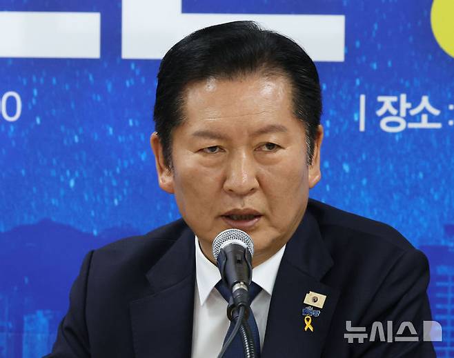 [서울=뉴시스] 조수정 기자 = 정청래 더불어민주당 대표가 17일 오전 서울 용산구 강태웅 용산구청장 후보 선거사무소에서 현장 최고위원회의에서 발언하고 있다. 2026.04.17. chocrystal@newsis.com