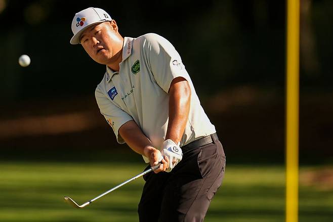 [힐턴헤드아일랜드=AP/뉴시스] 임성재가 16일(현지 시간) 미 사우스캐롤라이나주 힐턴헤드아일랜드 하버타운 골프링크스에서 열린 미국프로골프(PGA) 투어 RBC 헤리티지 첫날 2번 그린에서 샷하고 있다. 임성재는 5언더파 66타로 김시우와 함께 공동 10위에 이름을 올렸다. 2026.04.17.