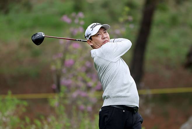 [서울=뉴시스] 권성열이 17일 강원도 춘천의 라비에벨 골프앤리조트 올드코스(파72)에서 열린 제21회 DB손해보험 프로미오픈(총상금 10억원) 2라운드에서 티샷을 하고 있다. (사진=KPGA 제공) 2026.04.17. *재판매 및 DB 금지