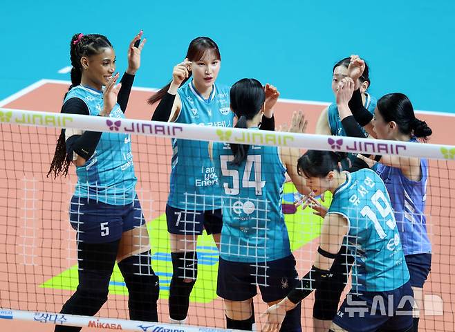 [서울=뉴시스] 이영환 기자 = 5일 오후 서울 중구 장충체육관에서 열린 2025-2026 V-리그 여자부 GS칼텍스와 한국도로공사의 챔피언결정전 3차전, GS 선수들이 득점 후 기뻐하고 있다. 2026.04.05. 20hwan@newsis.com