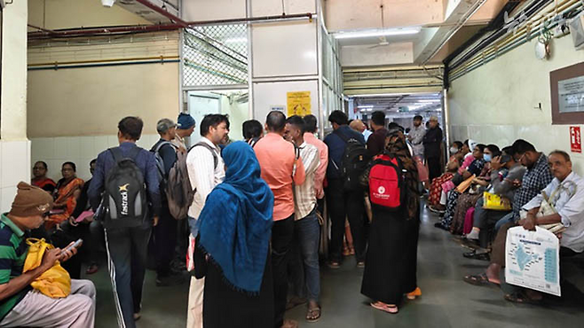 인도 뭄바이의 나이르 병원에서 진료를 기다리는 환자들. (사진: 나요니카 보세 / 인디언 익스프레스)