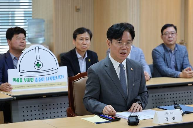 인사말 하는 김영훈 고용노동부 장관 김영훈 고용노동부 장관이 17일 서울 중구 서울고용노동청에서 열린 이주노동자 노동권익 향상을 위한 업무협약식에서 인사말을 하고 있다. 2026.4.17 [연합뉴스 제공]