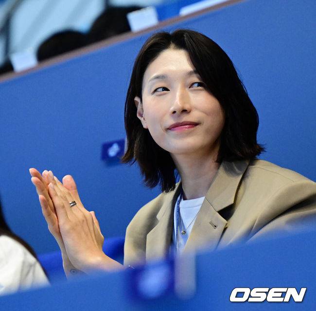 [OSEN=인천, 지형준 기자] 2일 인천 계양체육관에서 진에어 2025~2026 V리그 남자부 챔피언결정 1차전이 열렸다.양팀은 2시즌 연속 챔피언결정전에서 만났다. 대한항공은 정규리그 1위, 현대캐피탈은 2위로 우리카드를 플레이오프에서 꺾고 올라왔다. 김연경이 챔피언결정전을 찾아 관전하고 있다. 2026.04.02&nbsp;/ jpnews@osen.co.kr