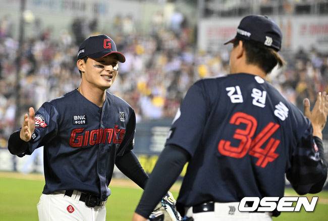 [OSEN=잠실, 이대선 기자] 15일 서울 잠실야구장에서 2026 신한 SOL KBO리그 LG 트윈스와 롯데 자이언츠의 경기가 열렸다.이날 LG는 웰스, 롯데는 김진욱을 선발로 내세웠다.8회말 2사 1루에서 롯데 윤동희가 LG 오스틴의 타구를 잡고 김원중과 환호하고 있다. 2026.04.15 /sunday@osen.co.kr