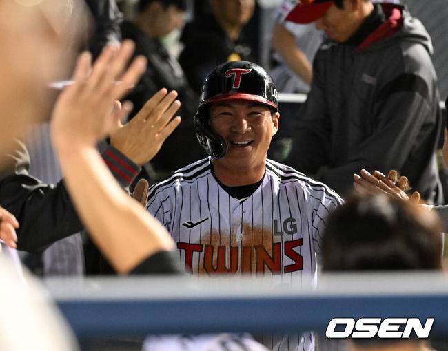 [OSEN=잠실, 이대선 기자] 16일 서울 잠실야구장에서 2026 신한 SOL KBO리그 LG 트윈스와 롯데 자이언츠의 경기가 열렸다.이날 LG는 치리노스, 롯데는 로드리게스를 선발로 내세웠다.7회말 1사 2,3루에서 LG 박동원의 땅볼 때 3루주자 오지환이 득점 후 환호하고 있다. 2026.04.16 /sunday@osen.co.kr