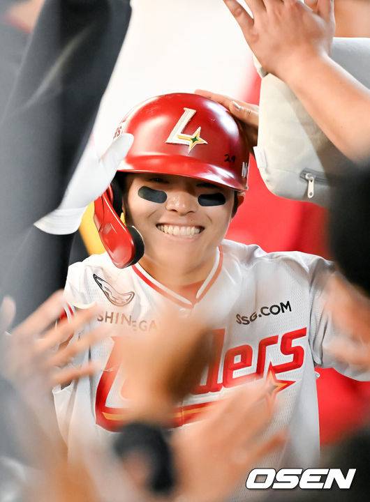 [OSEN=인천, 민경훈 기자] 15일 오후 인천 SSG랜더스필드에서 ‘2026 신한 SOL Bank KBO리그' SSG 랜더스와 두산 베어스의 경기가 진행됐다.이날 SSG는 최민준을, 두산은 이영하를 선발투수로 내세웠다.8회말 2사 SSG 정준재가 우월 솔로 홈런을 때린 후 덕아웃에서 축하를 받고 있다. 2026.04.15 / rumi@osen.co.kr