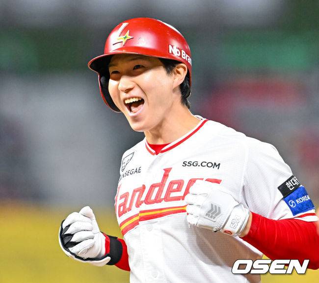 [OSEN=인천, 민경훈 기자] 16일 오후 인천 SSG랜더스필드에서 ‘2026 신한 SOL Bank KBO리그' SSG 랜더스와 두산 베어스의 경기가 진행됐다.이날 SSG는 화이트를, 두산은 곽빈을 선발투수로 내세웠다.7회말 2사 주자 만루 SSG 박성한이 좌익수 앞 역전 2타점 적시타를 때린 후 1루에서 기뻐하고 있다. 2026.04.16 / rumi@osen.co.kr