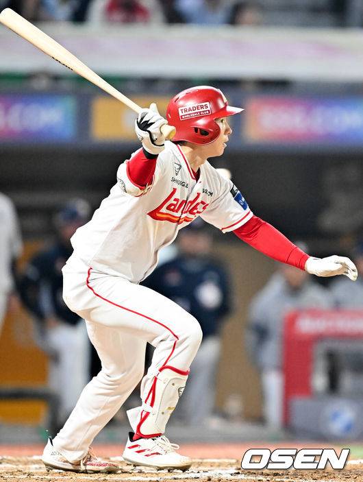 [OSEN=인천, 민경훈 기자] 15일 오후 인천 SSG랜더스필드에서 ‘2026 신한 SOL Bank KBO리그' SSG 랜더스와 두산 베어스의 경기가 진행됐다.이날 SSG는 최민준을, 두산은 이영하를 선발투수로 내세웠다.6회말 1사 주자 3루 SSG 박성한이 중견수 앞 1타점 적시타를 때리고 있다. 2026.04.15 / rumi@osen.co.kr