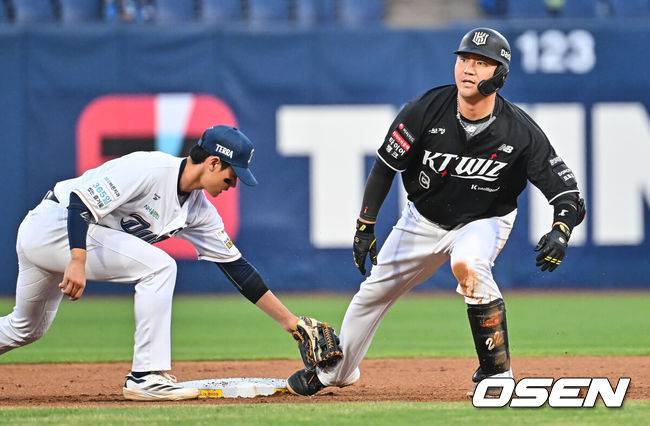 [OSEN=창원, 이석우 기자] 16일 창원NC파크에서 2026 신한 SOL KBO 리그 NC 다이노스와 KT 위즈의 경기가 열렸다. 홈팀 NC는 구창모가, 방문팀 KT는 사우어가 선발 출전했다. KT 위즈 장성우가 1회초 1사 2,3루 우중간 2타점 2루타를 치고 세이프되고 있다. 2026.04.16 / foto0307@osen.co.kr