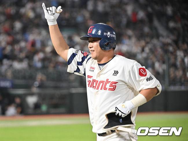 [OSEN=부산, 이석우 기자] 9일 부산 사직야구장에서 2025 신한 SOL 뱅크 KBO 리그 롯데 자이언츠와 두산 베어스의 경기가 열렸다. 홈팀 롯데는 이민석이, 방문팀 두산은 곽빈이 선발 출전했다.롯데 자이언츠 정훈이 연장 11회말 좌익수 앞 안타를 치고 교체되면 세리머니를 하고 있다. 2025.07.09 / foto0307@osen.co.kr