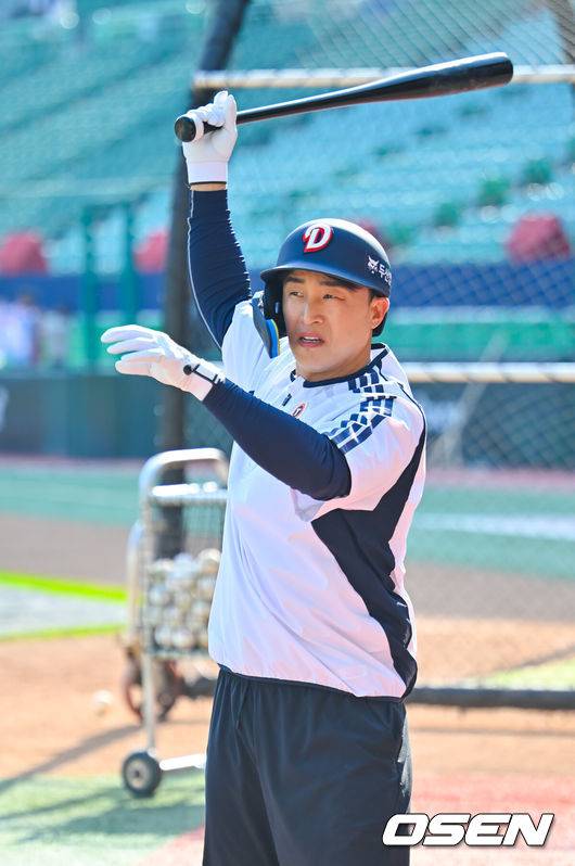[OSEN=인천, 민경훈 기자] 15일 오후 인천 SSG랜더스필드에서 ‘2026 신한 SOL Bank KBO리그' SSG 랜더스와 두산 베어스의 경기가 진행될 예정인 가운데 그라운드에서 훈련이 진행됐다.이날 SSG는 최민준을, 두산은 이영하를 선발투수로 내세운다.경기 전 두산 손아섭이 타격연습을 하고 있다. 2026.04.15 / rumi@osen.co.kr