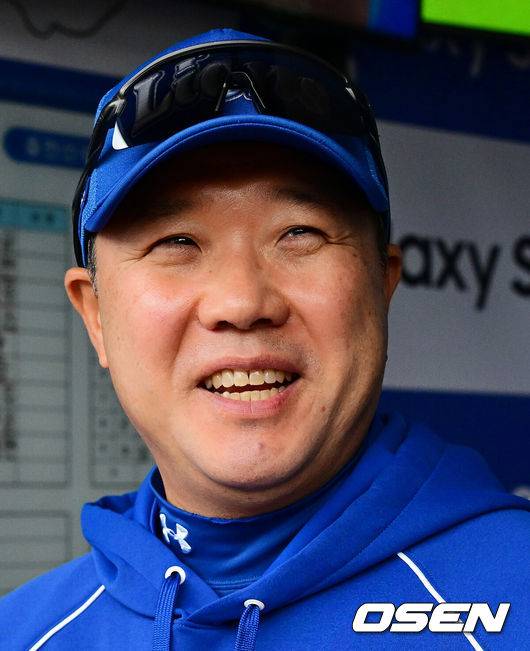 [OSEN=대구, 지형준 기자] 17일 대구삼성라이온즈파크에서 2026 신한 SOL KBO리그 삼성 라이온즈와 LG 트윈스의 경기가 열린다.삼성은 잭 오러클린, LG는 임찬규가 선발로 나선다.비 예보로 우천 취소 가능성도 있는 가운데 삼성 박진만 감독이 취재진과 이야기를 나누고 있다. 2026.04.17&nbsp;/ jpnews@osen.co.kr