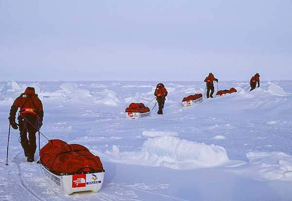 박영석 대장과 북극 원정 당시 모습. 100kg 넘는 썰매를 끌고 북극점을 향해 가다 조난당하는 등 죽을 고비를 넘겼다.