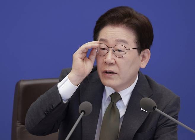 [이재명 대통령이 14일 청와대에서 열린 국무회의 겸 비상경제점검회의에서 발언하고 있다. (사진=연합뉴스)]