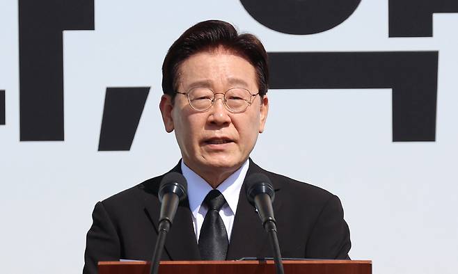 이재명 대통령이 16일 경기 안산 단원구 화랑유원지에서 열린 세월호 참사 12주기 기억식에서 추도사를 하고 있다. 청와대통신사진기자단