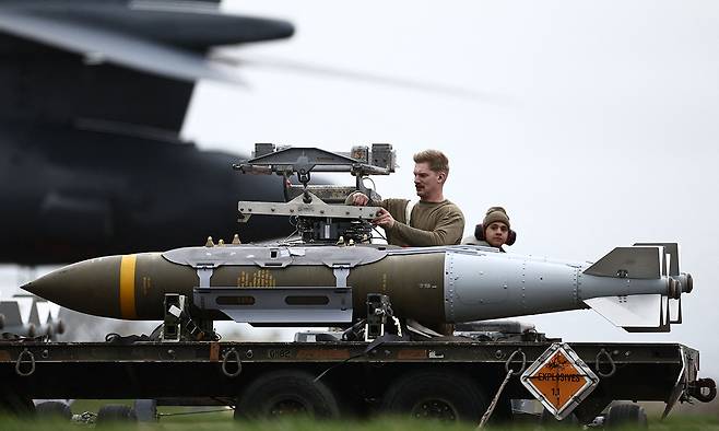 미 공군 지상요원이 합동정밀직격탄(JDAM)을 점검하고 있다. AFP연합뉴스