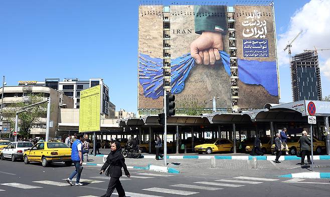 이란 수도 테헤란의 거리에서 15일(현지시간) 호르무즈해협 봉쇄를 상징하는 현수막이 걸려 있다. EPA연합뉴스
