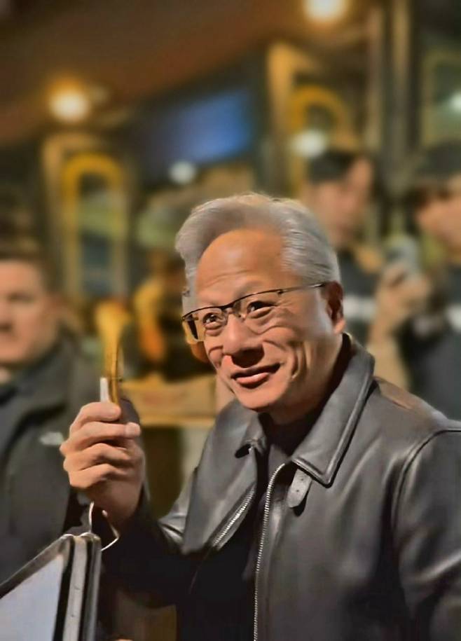 한국을 찾은 젠슨 황이 시민에게 받은 홍삼 스틱을 살펴보고 있다. KGC 제공